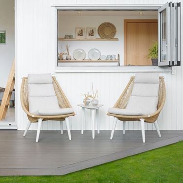 Umgebungsbild mit zwei Sunflower Relaxsesseln und einem kleinen Tisch