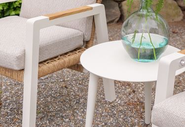 Umgebungsbild vom Yarrow Beistelltisch in der Farbe Offwhite