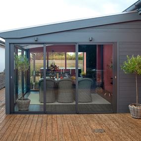 Anthrazitgraue Außenbereiche mit geraden, klaren Linien.