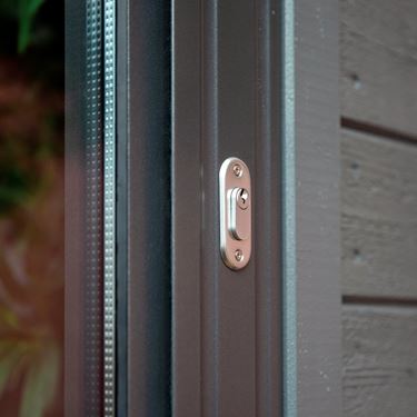 Diskret, durch Hakenregelschloss.