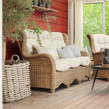 Umgebungsbild des Basil Sofas mit Platz für 3 Personen