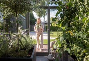 Ein neu gebautes, selbst entworfenes Scheunenhaus aus dem Jahr 2022 mit einem Gewächshaus und Wintergarten von Willab Garden