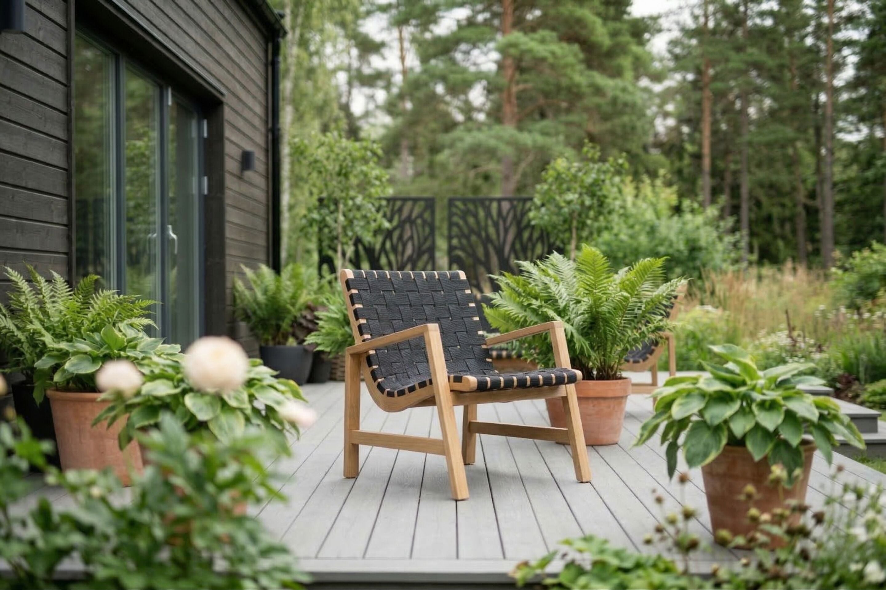 Coriander Sessel aus Teak und schwarzen Polyesterbändern – Skandinavisches Design | Willab Garden