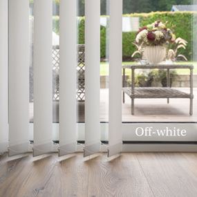 Farbbeispiel in Umgebung für exklusive Lamellenjalousie in der Farbe Offwhite