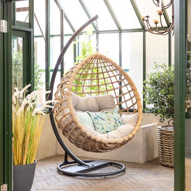 Hängender Korbstuhl in Salbei, Umweltbild, Gartenmöbel von Garden Living