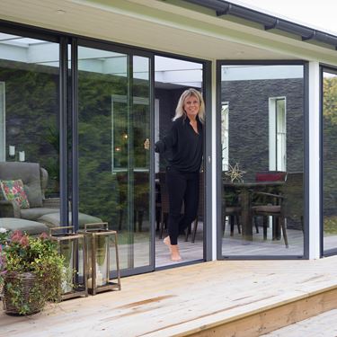 Die Veranda des Wintergartens bringt mit aufregenden Blickwinkeln Leben in den Wintergarten.